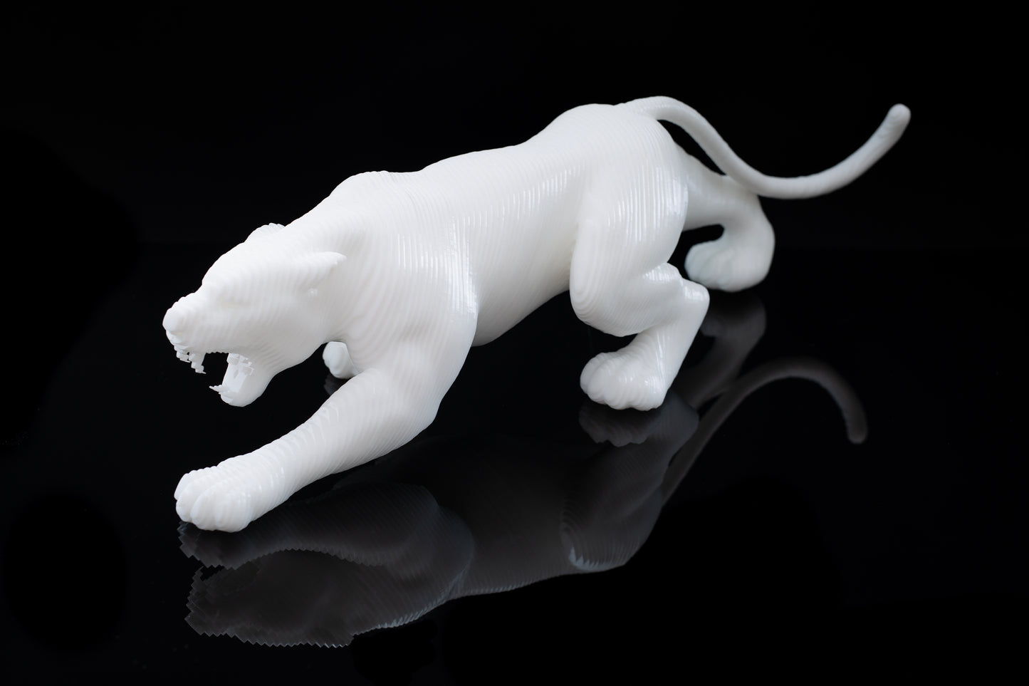 Ghost of the Mountains - Sculpture en plexiglass blanc – Panthère des neiges