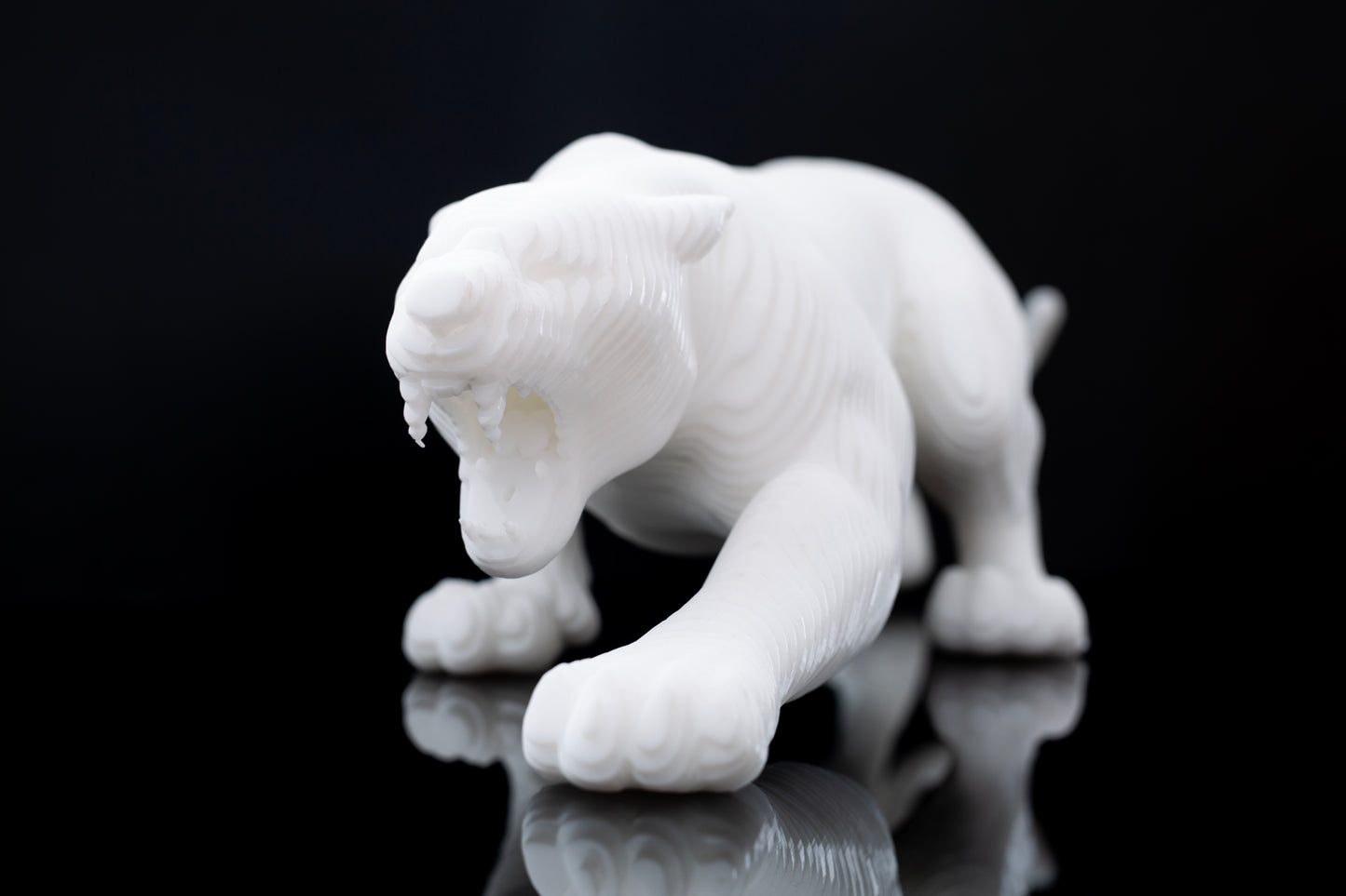 Ghost of the Mountains - Sculpture en plexiglass blanc – Panthère des neiges