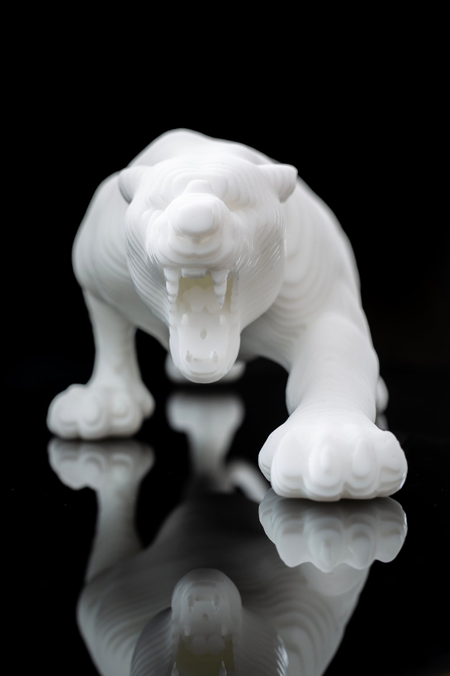 Ghost of the Mountains - Sculpture en plexiglass blanc – Panthère des neiges