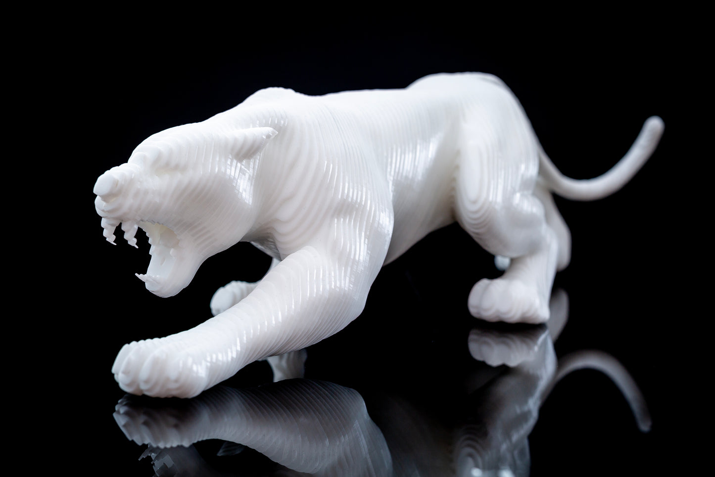 Ghost of the Mountains - Sculpture en plexiglass blanc – Panthère des neiges