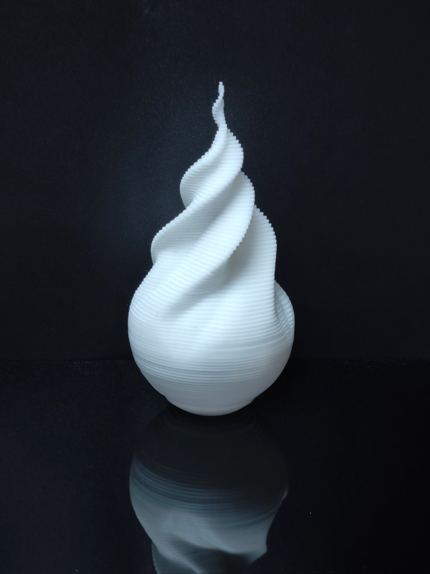 Spirale lumineuse - Sculpture en plexiglass blanc – Lampe design