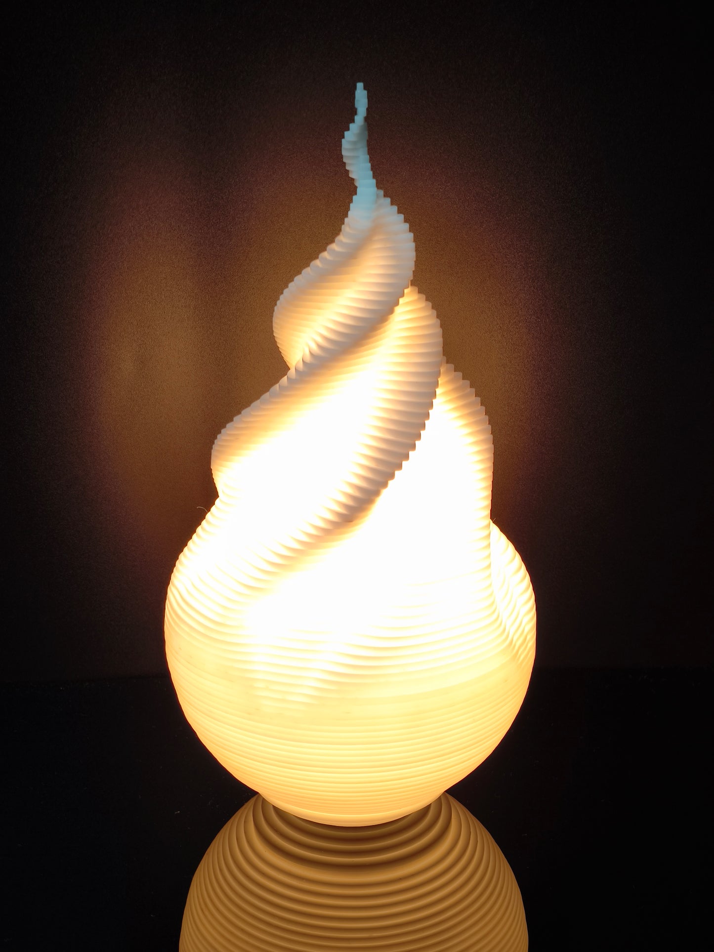 Spirale lumineuse - Sculpture en plexiglass blanc – Lampe design