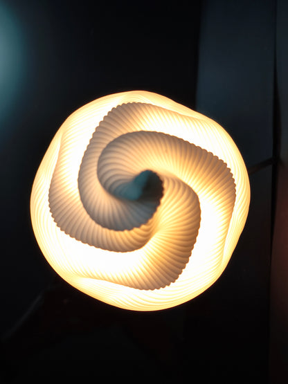 Spirale lumineuse - Sculpture en plexiglass blanc – Lampe design