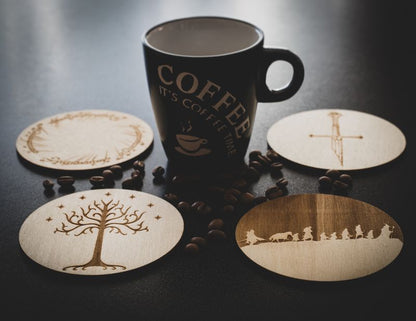 set de  quatre sous-verres du seigneur des anneaux de JRR Tolkien, sous-verres en bois de la communauté de l'anneau, cadeau original pour un fan ou un ami, tasse et grains de café